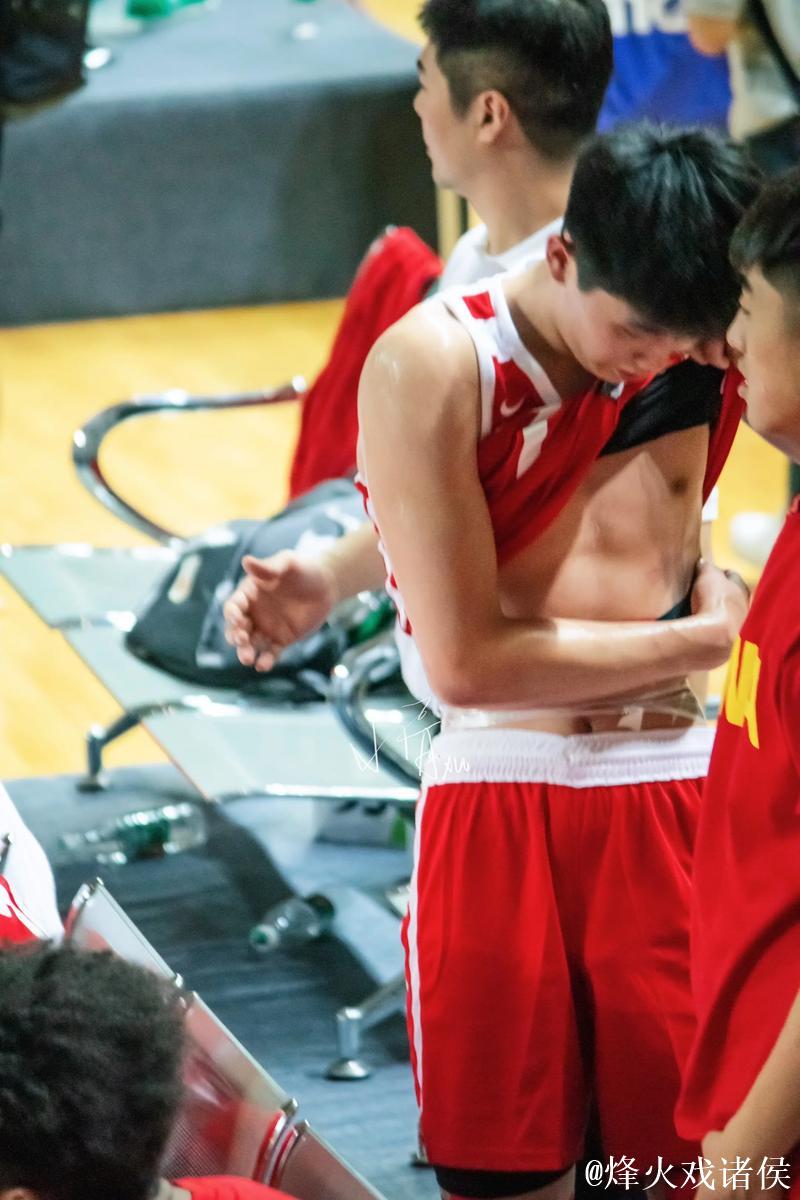 李悦洲铜牌战空砍52分 U18男篮广东队夺冠 李悦洲铜牌战空砍52分 U18男篮广东队夺冠