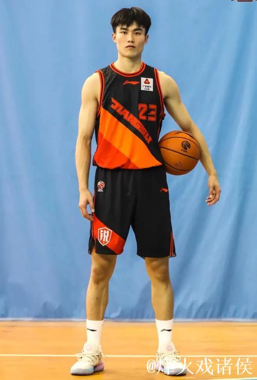 CBA夏联-刘颜诚23+7广州大胜江苏 闫实16分